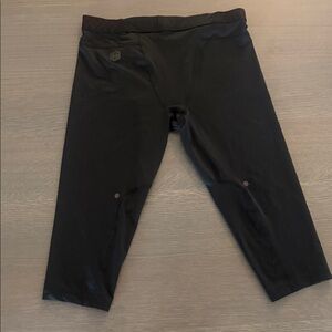 Under Armour compression Capri pants